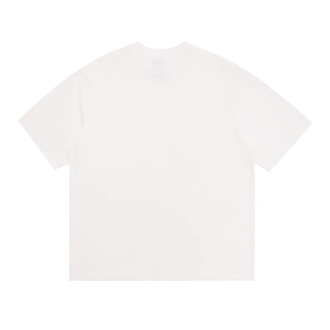 Saint Michael's vintage printed "aint" letters on the chest are washed, distressed and trendy. Vintage loose short sleeves. Digital white ink direct injection. The fabric is breathable and the pattern is three-dimensional and clear. Fabric: Double yarn 240g Style number: S926 Size: S-M-L-XL Color: White Price: P110